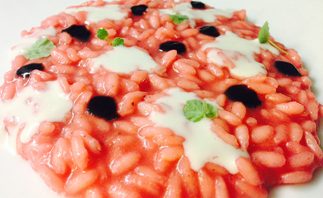 Il Risotto con rapa rossa, liquirizia e burrata dello chef Simone Rugiati