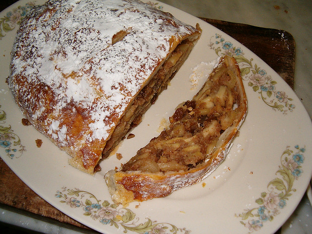 Come preparare lo strudel con frutta secca e mele