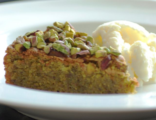 La torta al pistacchio e nutella bianca per il dessert di fine pasto