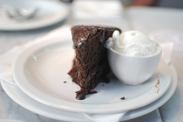 La torta di albumi al cioccolato da servire agli ospiti