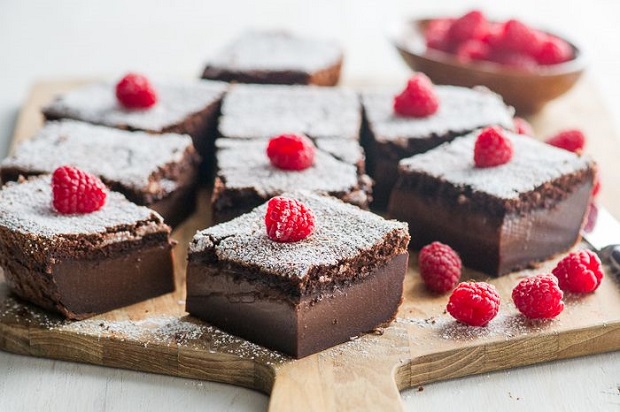 La torta magica al cioccolato con la ricetta passo dopo passo