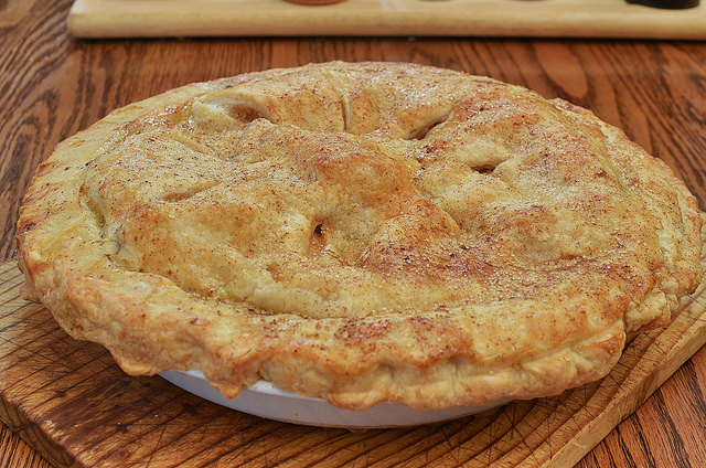 La torta ripiena di mele con la ricetta semplice