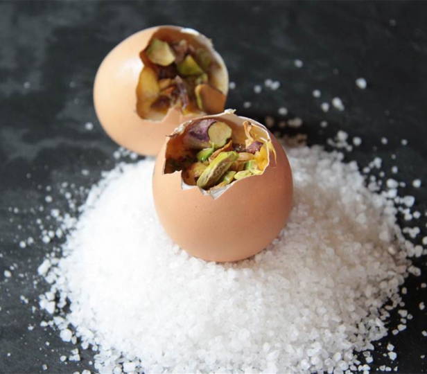 Uova in cocotte con fonduta di taleggio e frutta secca e uova di salmone: la ricetta di Bruno Barbieri