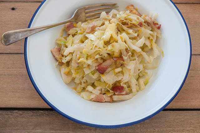 Ecco la verza in padella con pancetta con la ricetta facile