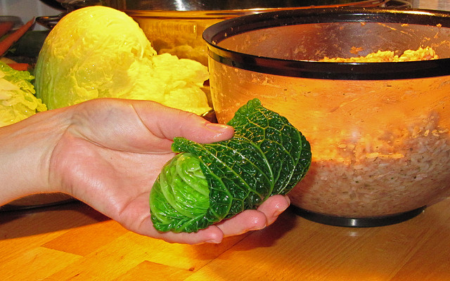 La verza ripiena di patate e speck per un secondo rustico