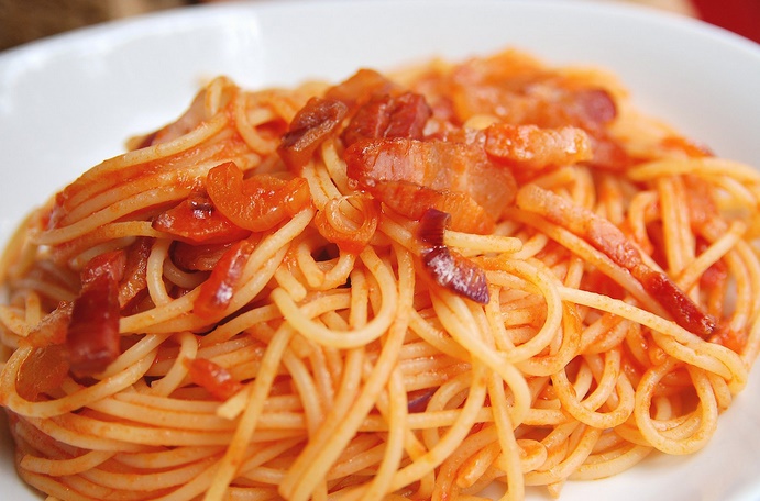 Carlo Cracco sbaglia la pasta all’Amatriciana e Amatrice lo bacchetta