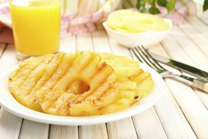 Ananas alla griglia con rum e cannella: un contorno light e sfizioso