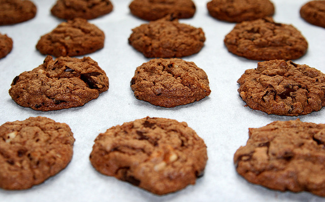 Come preparare i biscotti alla frutta secca e cioccolato con la ricetta veloce