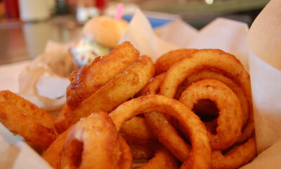 La ricetta delle cipolle fritte e croccanti