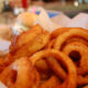 La ricetta delle cipolle fritte e croccanti