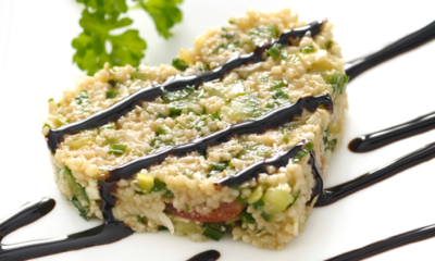 Insalata di cous cous a forma di cuore con riduzione di aceto balsamico
