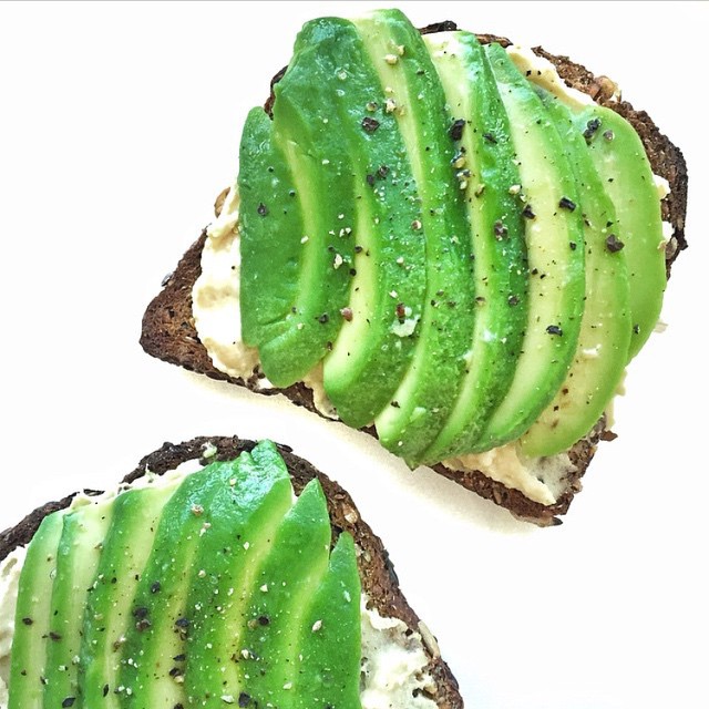 Crostini con formaggio e avocado: la ricetta per un antipasto light