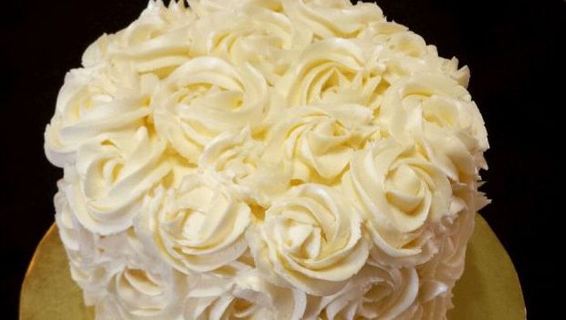 Torta decorata con panna, rose glitterate