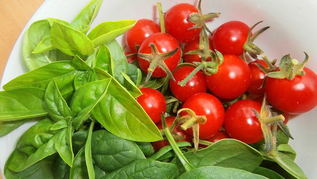 Come preparare gli spinaci al pomodoro per un contorno gustoso