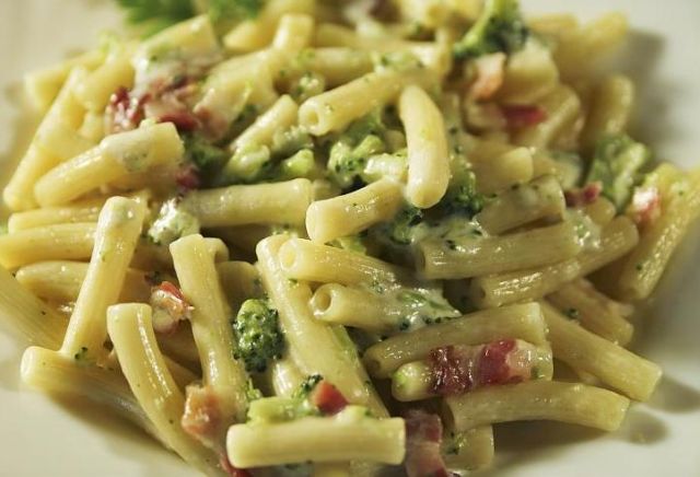 La pasta ai broccoli e pancetta con la ricetta per il Bimby