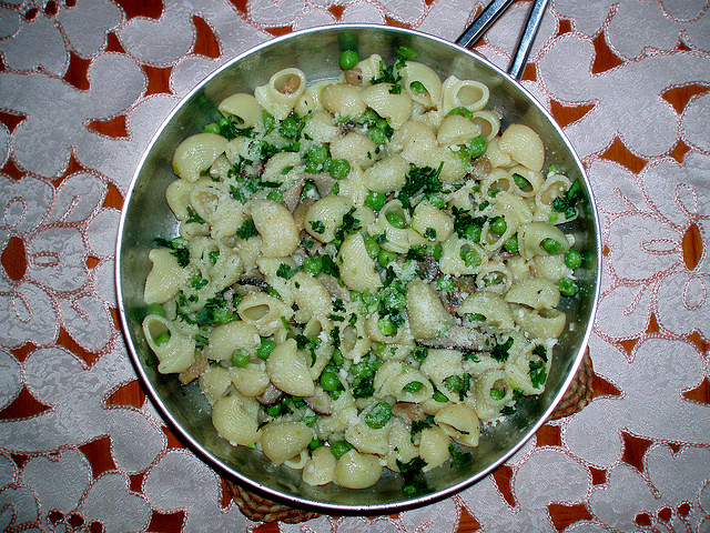 La pasta ai carciofi e piselli per un primo sano