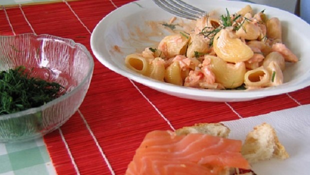 Pasta con panna e salmone: la ricetta veloce con il Bimby