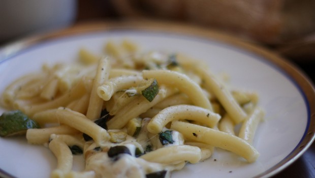 Pasta con zucchine e crema al formaggio: la ricetta sfiziosa di Benedetta Parodi