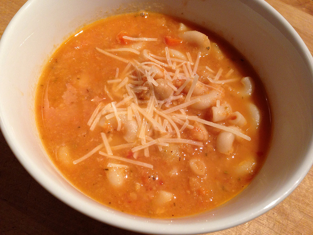 La pasta fagioli e patate in brodo con la ricetta semplice