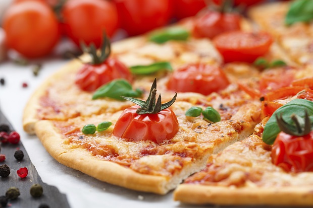 Pizza fatta in casa: la ricetta pronta in padella in 15 minuti