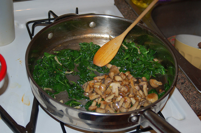 Gli spinaci con i funghi champignon nel contorno sfizioso