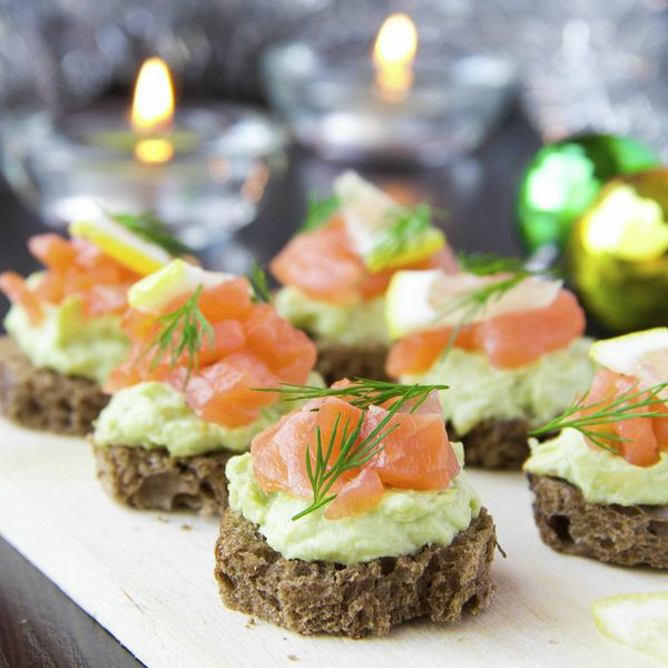 Tartine con salmone e avocado: la ricetta per un antipasto sfizioso
