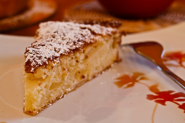 La torta alle mele e cioccolato bianco per la colazione