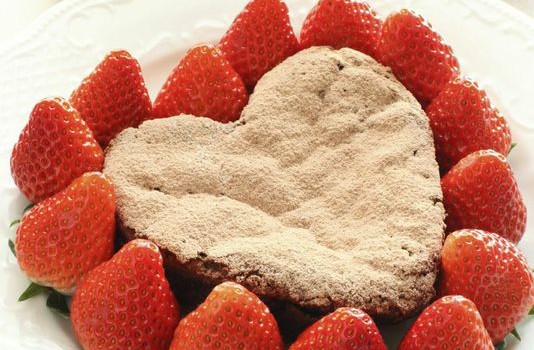 La torta di San Valentino con fragole e cioccolato