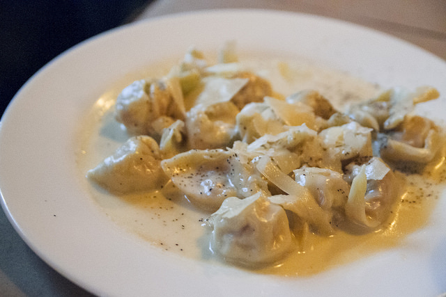 Come fare i tortellini con panna, prosciutto e funghi