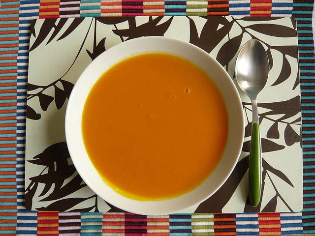 La zuppa di porri e zucca per una cena invernale