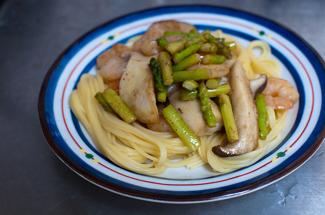 La pasta asparagi e funghi porcini per un primo leggero