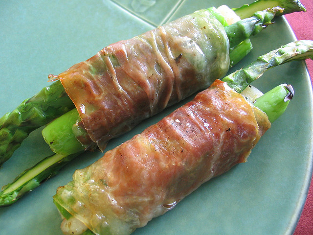 Gli asparagi con speck al forno perfetti per l’antipasto