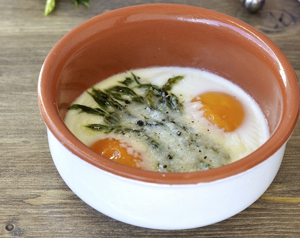 Gli asparagi e le uova al forno per una cena sfiziosa