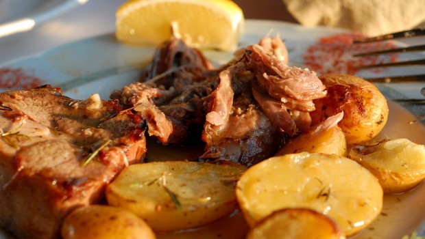 Abbacchio arrosto al forno con le patate: la ricetta gustosa