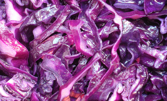 Cavolo rosso in insalata: la ricetta per un contorno saporito