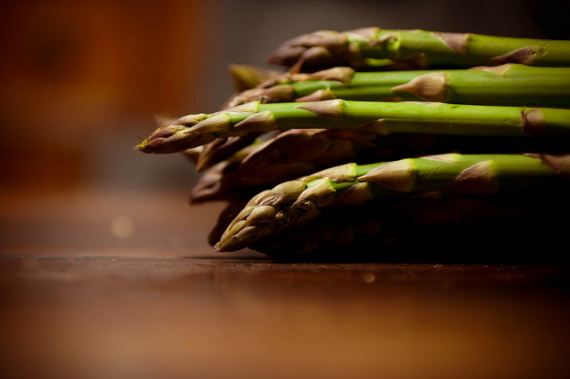 Il contorno di asparagi verdi per rimanere in forma