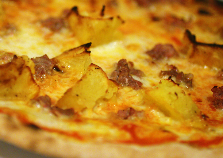 La focaccia con patate e salsiccia per un antipasto rustico