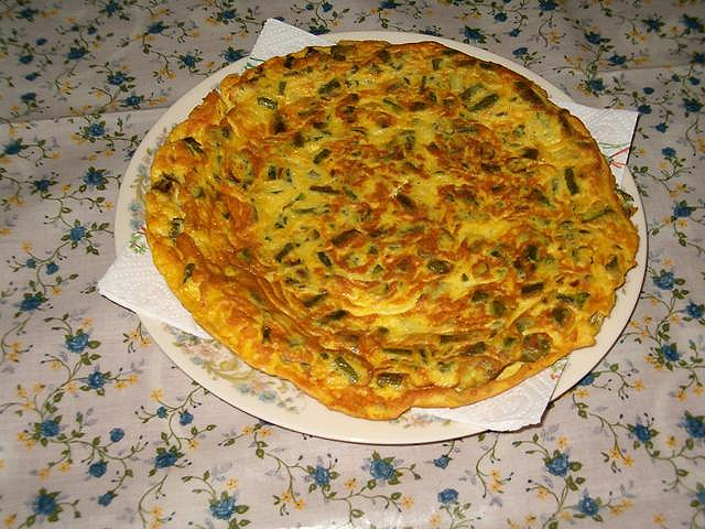 La frittata con asparagi e cipolle da preparare in pochi minuti