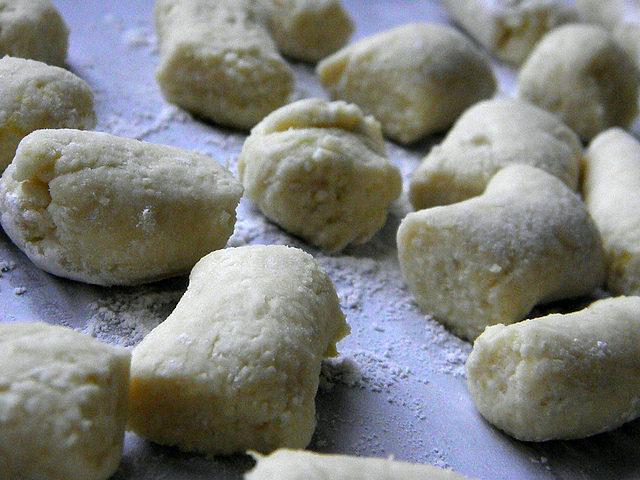 Gli gnocchi di semolino in brodo per una cena leggera