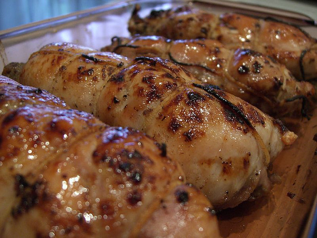 Gli involtini di pollo e spinaci al forno per un secondo leggero