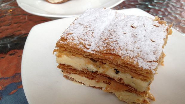 La millefoglie al cioccolato e crema chantilly con la ricetta semplice