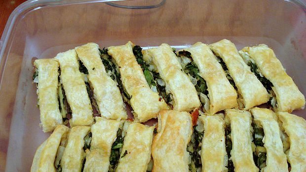 Lo strudel asparagi e spinaci per un antipasto gustoso