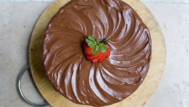 La torta alle fragole e cioccolato fondente con la ricetta semplice