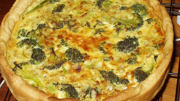 La torta salata con broccoli e formaggio perfetta per un picnic