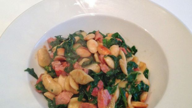 Orecchiette con cime di rapa e salmone: la ricetta semplice e sfiziosa