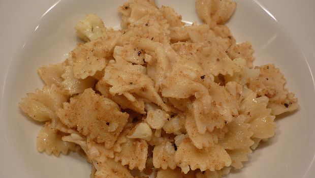 La pasta al forno con cavolfiore con la ricetta vegan