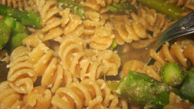 Pasta con pesto e asparagi: la ricetta per un primo piatto sfizioso