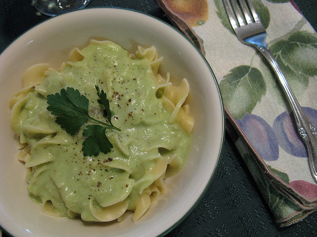 La pasta con avocado e noci per un primo sfizioso