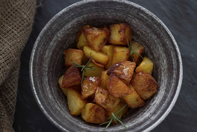 Patate novelle al forno: la ricetta gustosa e facile da preparare