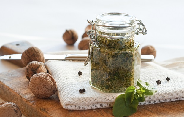 Il pesto di noci vegan con la ricetta facile da fare